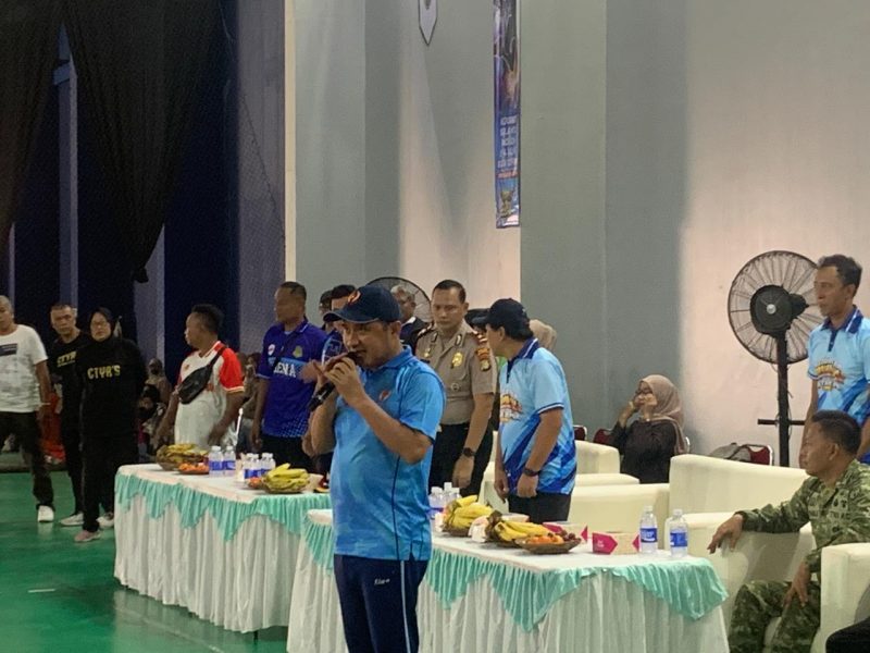 Wakil Wali Kota Depok, Chandra Rahmansyah saat memberikan sambutan sekaligus membuka gelaran Kejurkot PBVSI Kota Depok Tahun 2026 pada Jumat (23/10/2026). (Sumber foto: Siaran Depok/AN Rafi)