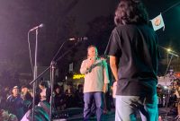 Wali Kota Depok, Supian Suri menyapa para pengunjung Depok Open Space pada gelaran Depok Youth Fest yang bertempat di Depok Open Space, Sabtu (24/10/2026)