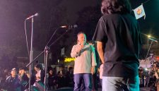 Wali Kota Depok, Supian Suri menyapa para pengunjung Depok Open Space pada gelaran Depok Youth Fest yang bertempat di Depok Open Space, Sabtu (24/10/2026)