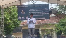 Wakil Wali Kota Depok, Chandra Rahmansyah memberikan sambutan pada Peringatan Maulid Nabi Muhammad SAW dan Hari Santri Tingkat Kecamatan Sukmajaya yang bertempat di Lapangan Merdeka, Jumat (30/10/2026). (Sumber foto: Siaran Depok/AN Rafi)
