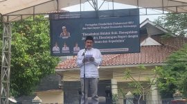 Wakil Wali Kota Depok, Chandra Rahmansyah memberikan sambutan pada Peringatan Maulid Nabi Muhammad SAW dan Hari Santri Tingkat Kecamatan Sukmajaya yang bertempat di Lapangan Merdeka, Jumat (30/10/2026). (Sumber foto: Siaran Depok/AN Rafi)