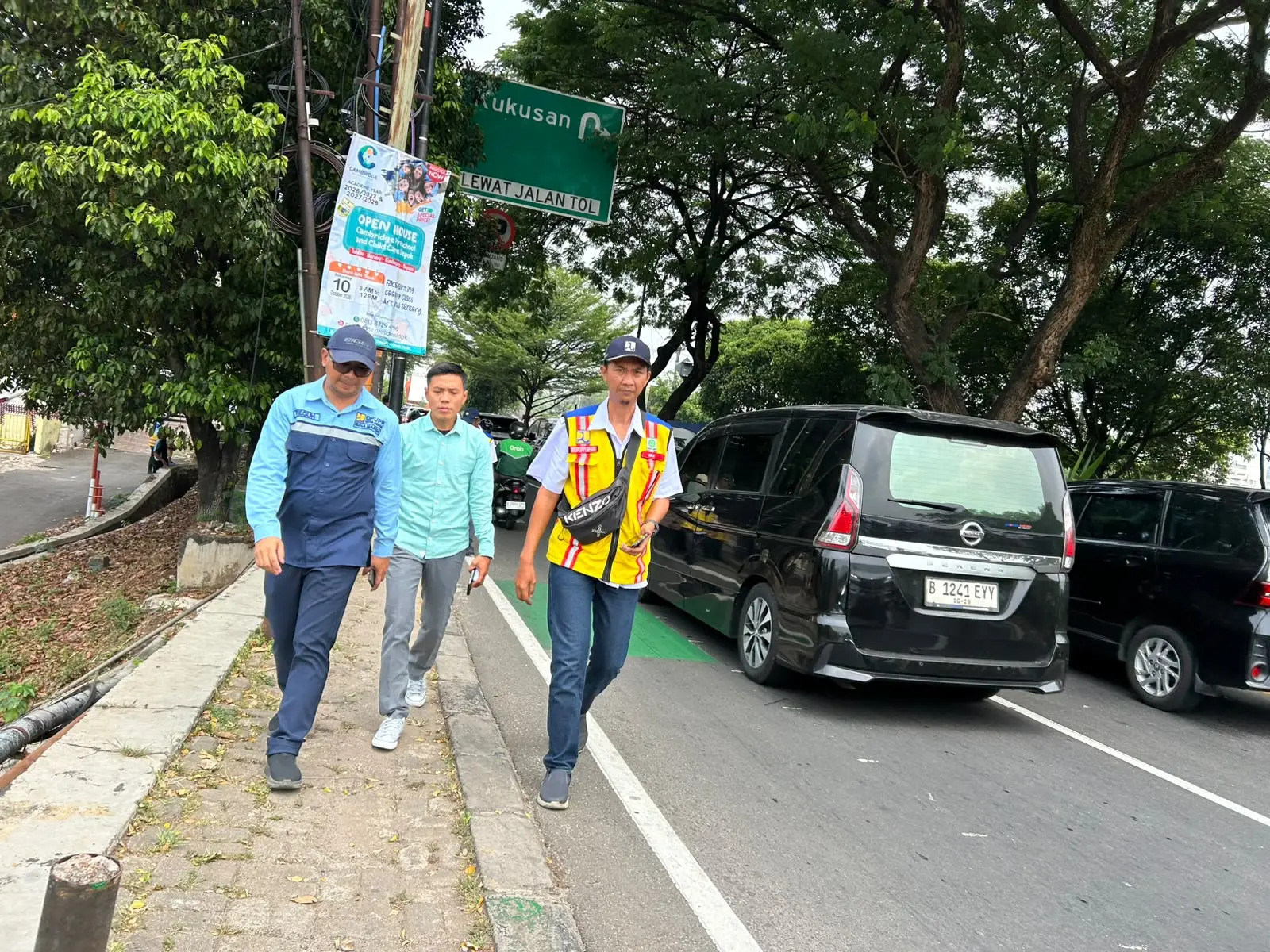 Kepala Bidang Bina Marga DPUPR Kota Depok Teguh Iswahyudi (kiri), Kabid Pengelolaan Aset BKD Kota Depok Kharisma Eka Putra (tengah), serta perwakilan dari Kementerian PU (kanan) meninjau langsung rencana penyesuaian status (penurunan kelas) jalan nasional menjadi jalan kota di kawasan Jalan Juanda, Selasa (29/09/26). (Foto: Diskominfo Depok)