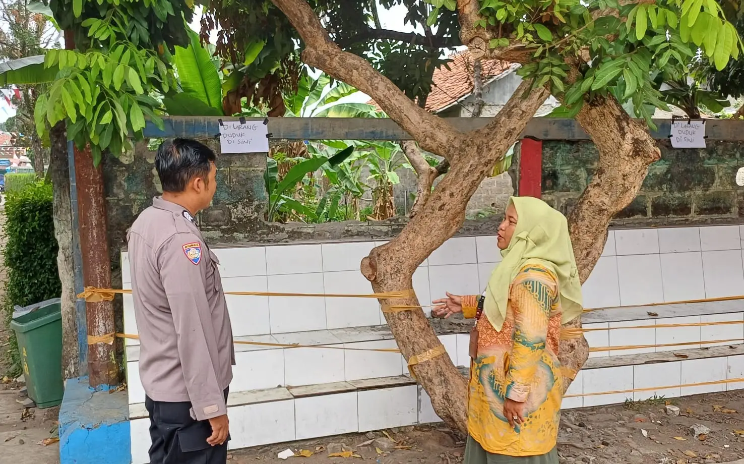 Jumat (09/10/26), Kepala SD Negeri Tapos 3, Arum Ika Susanti, meninjau langsung lokasi tembok pagar yang roboh di area sekolahnya.
