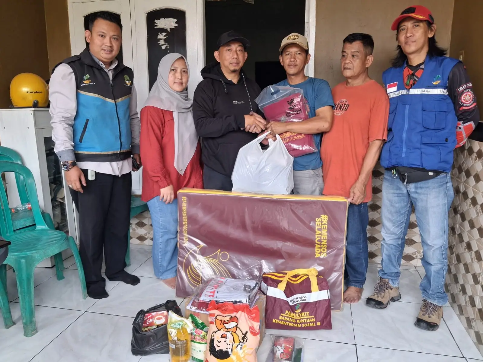 Penyerahan bantuan kepada korban kebakaran di RT 02/RW 02 Kelurahan Kalimulya dilakukan langsung oleh Lurah Kalimulya, Abdul Qodir, bersama tim Tagana Depok pada Rabu (23/09/26). (Foto: Dokumentasi Kelurahan Kalimulya)