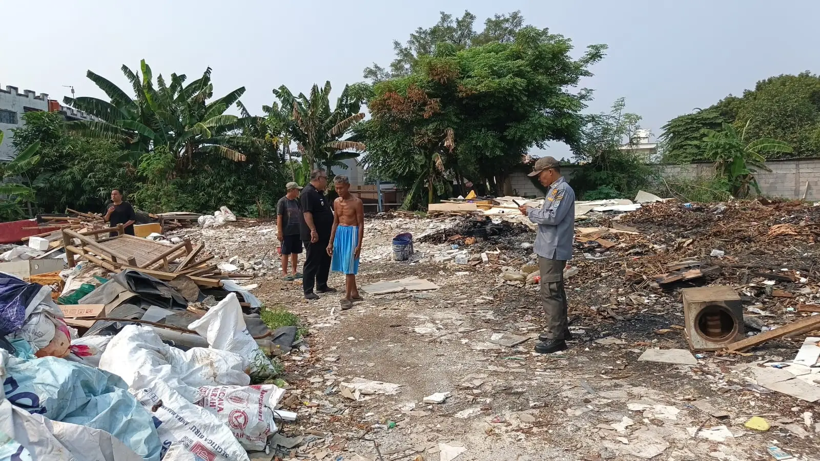 Lurah Beji, Samsu Sadikin, bergerak cepat merespons aduan warga perihal pembakaran sampah di wilayah RW 12, Kelurahan Beji, Kecamatan Beji, Kamis (08/10/26). (Foto: Dok. Narasumber)