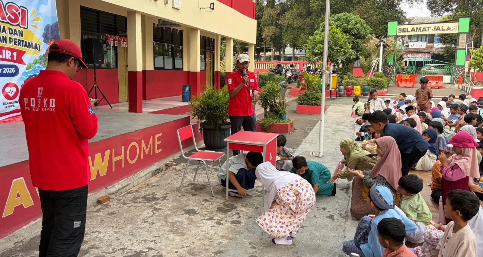 Guna meningkatkan kesiapsiagaan, SDN Anyelir 1 Depok memberikan pelatihan P3K bagi guru dan menggelar simulasi bencana untuk para muridnya pada Kamis (22/10/2026). (Foto: Dok. Narasumber)