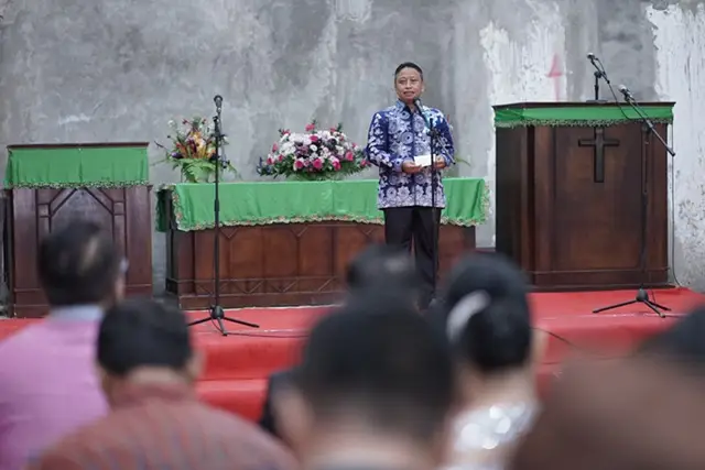 Sambutan yang disampaikan oleh Wali Kota Depok, Supian Suri saat menghadiri Pesta Pembangunan, Gotilon, dan HUT ke-27 HKBP Limo, Ressort Cinere, Minggu (25/10/2026). (Sumber foto: Humas Depok)