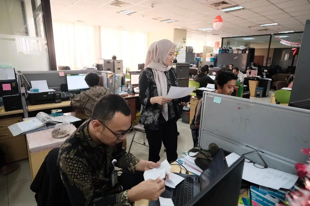 Ilustrasi ASN Pemerintah Kota Depok saat mengenakan pakaian batik. (Sumber foto: Diskominfo Depok)
