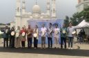 Wakil Wali Kota Depok, Chandra Rahmansyah (kelima dari kanan), hadir dalam acara Peluncuran Serambi Kuliner At-Thohir di halaman Masjid At-Thohir pada Sabtu (10/10/2026). (Foto: Siaran Depok/AN Rafi)