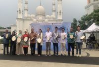 Wakil Wali Kota Depok, Chandra Rahmansyah (kelima dari kanan), hadir dalam acara Peluncuran Serambi Kuliner At-Thohir di halaman Masjid At-Thohir pada Sabtu (10/10/2026). (Foto: Siaran Depok/AN Rafi)