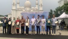 Wakil Wali Kota Depok, Chandra Rahmansyah (kelima dari kanan), hadir dalam acara Peluncuran Serambi Kuliner At-Thohir di halaman Masjid At-Thohir pada Sabtu (10/10/2026). (Foto: Siaran Depok/AN Rafi)