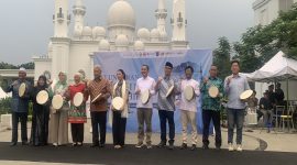 Wakil Wali Kota Depok, Chandra Rahmansyah (kelima dari kanan), hadir dalam acara Peluncuran Serambi Kuliner At-Thohir di halaman Masjid At-Thohir pada Sabtu (10/10/2026). (Foto: Siaran Depok/AN Rafi)
