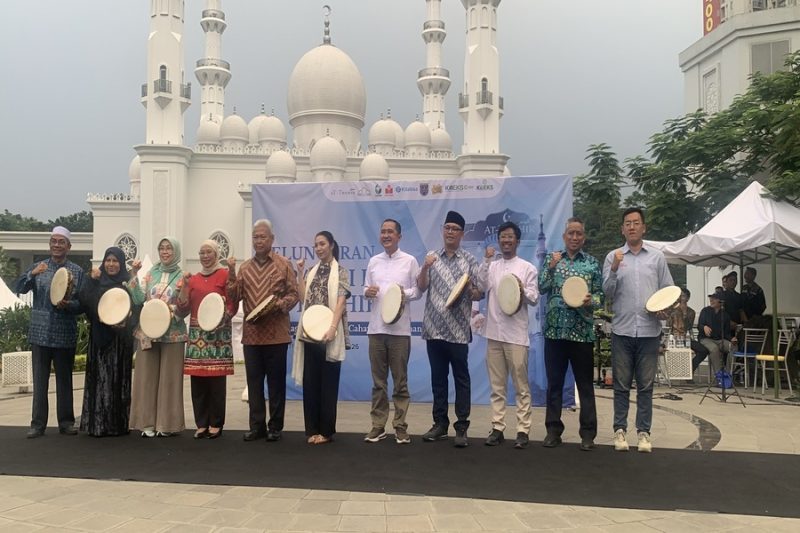 Wakil Wali Kota Depok, Chandra Rahmansyah (kelima dari kanan), hadir dalam acara Peluncuran Serambi Kuliner At-Thohir di halaman Masjid At-Thohir pada Sabtu (10/10/2026). (Foto: Siaran Depok/AN Rafi)