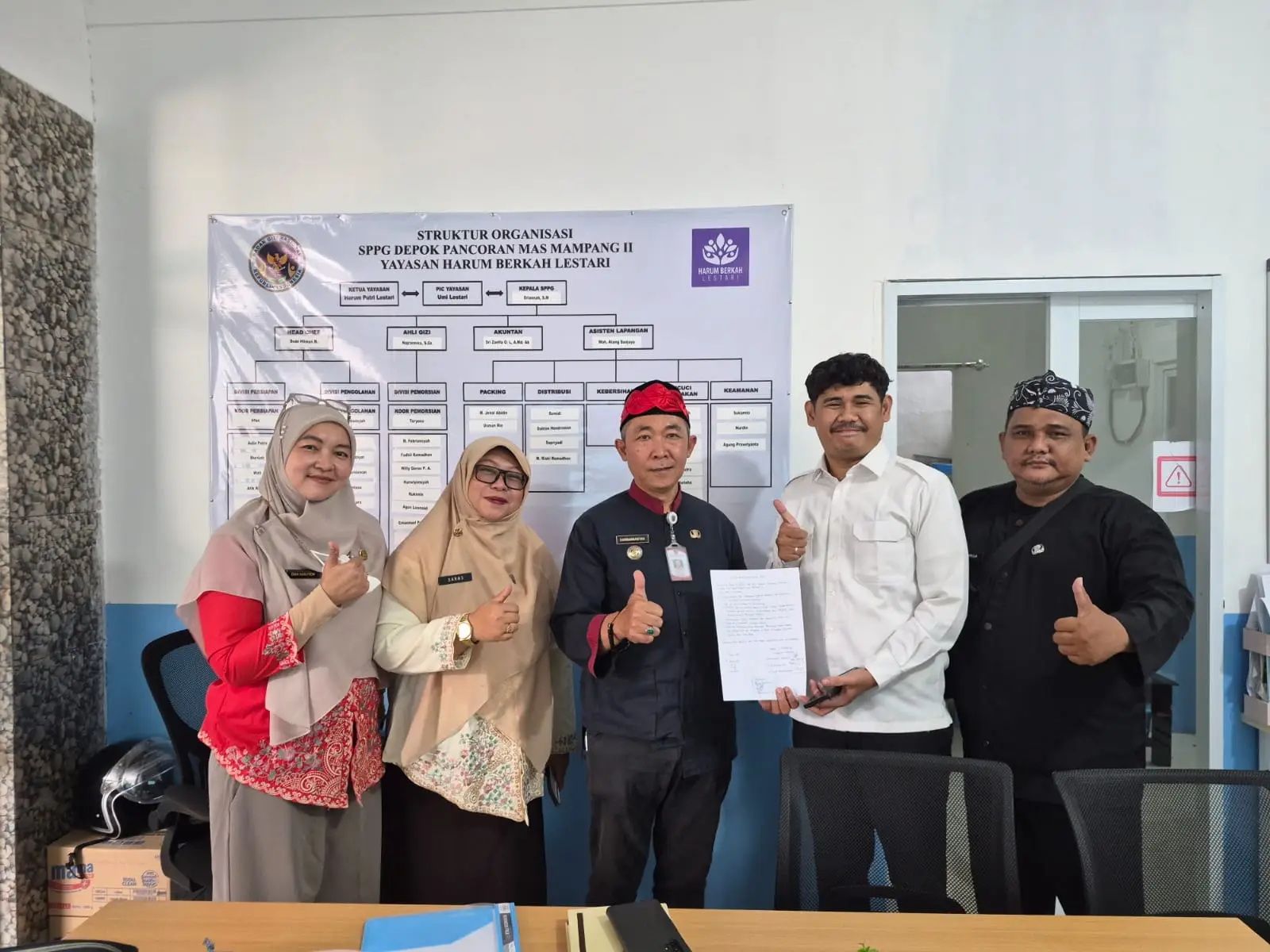 Lurah Mampang, Darmawansyah didampingi staf kelurahan menyerahkan surat imbauan pengurusan izin PBG kepada SPPG Mampang 2, pekan lalu. (Foto: dok. Kelurahan Mampang)