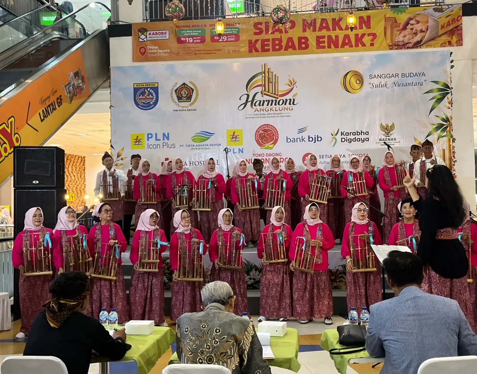 Peserta unjuk kebolehannya dalam Harmoni Angklung 2026 yang digelar di Depok Town Square, Minggu (11/10/26). (Sumber foto: Siaran Depok/AN Rafi)