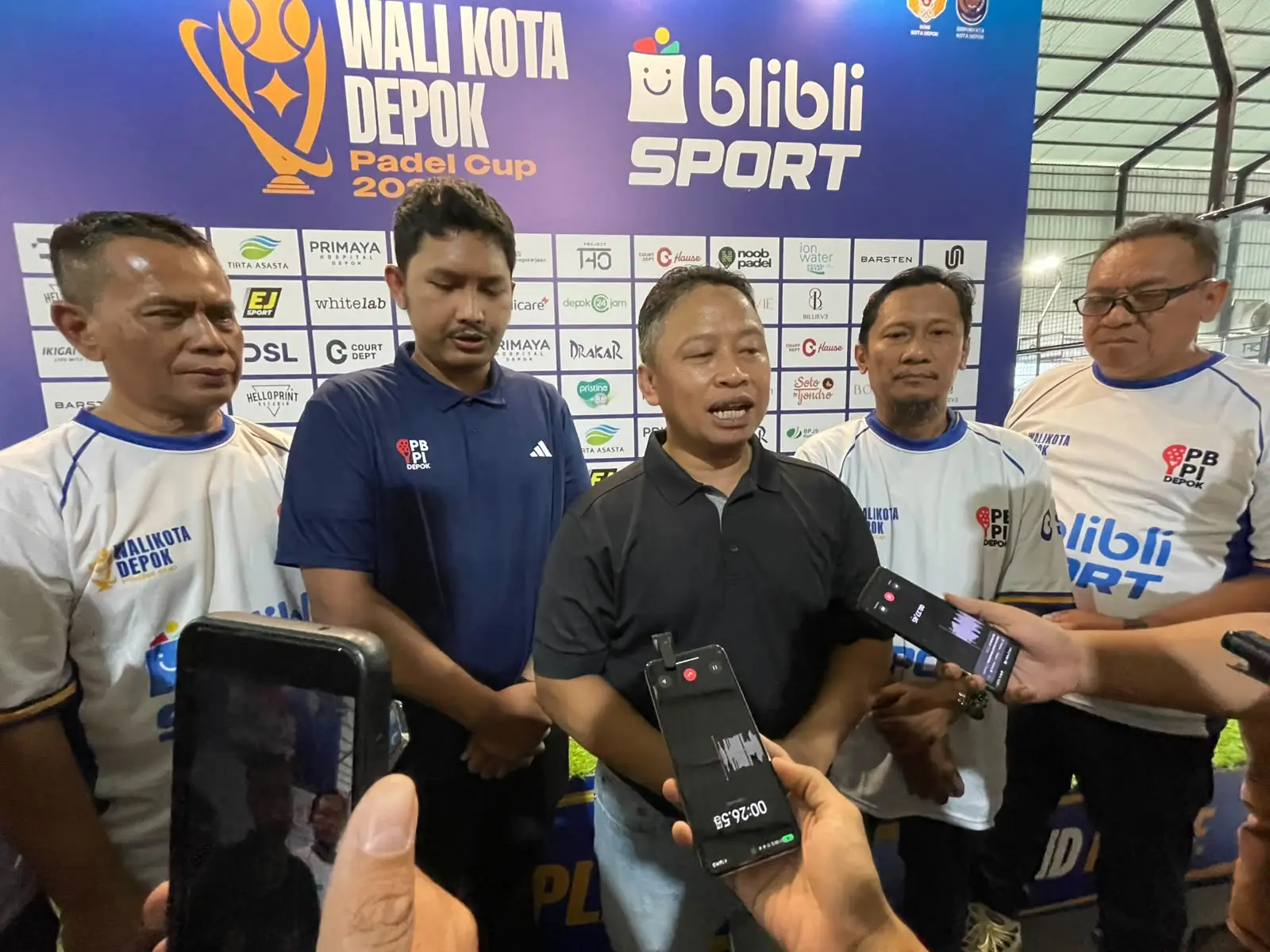 Wali Kota Depok Supian Suri (tengah) menghadiri ajang Wali Kota Depok Padel Cup 2026 yang berlangsung di Court Dept Hause, Jalan Siliwangi, Pancoran Mas, Depok, pada Minggu (18/10/2026). (Foto: Diskominfo Depok)