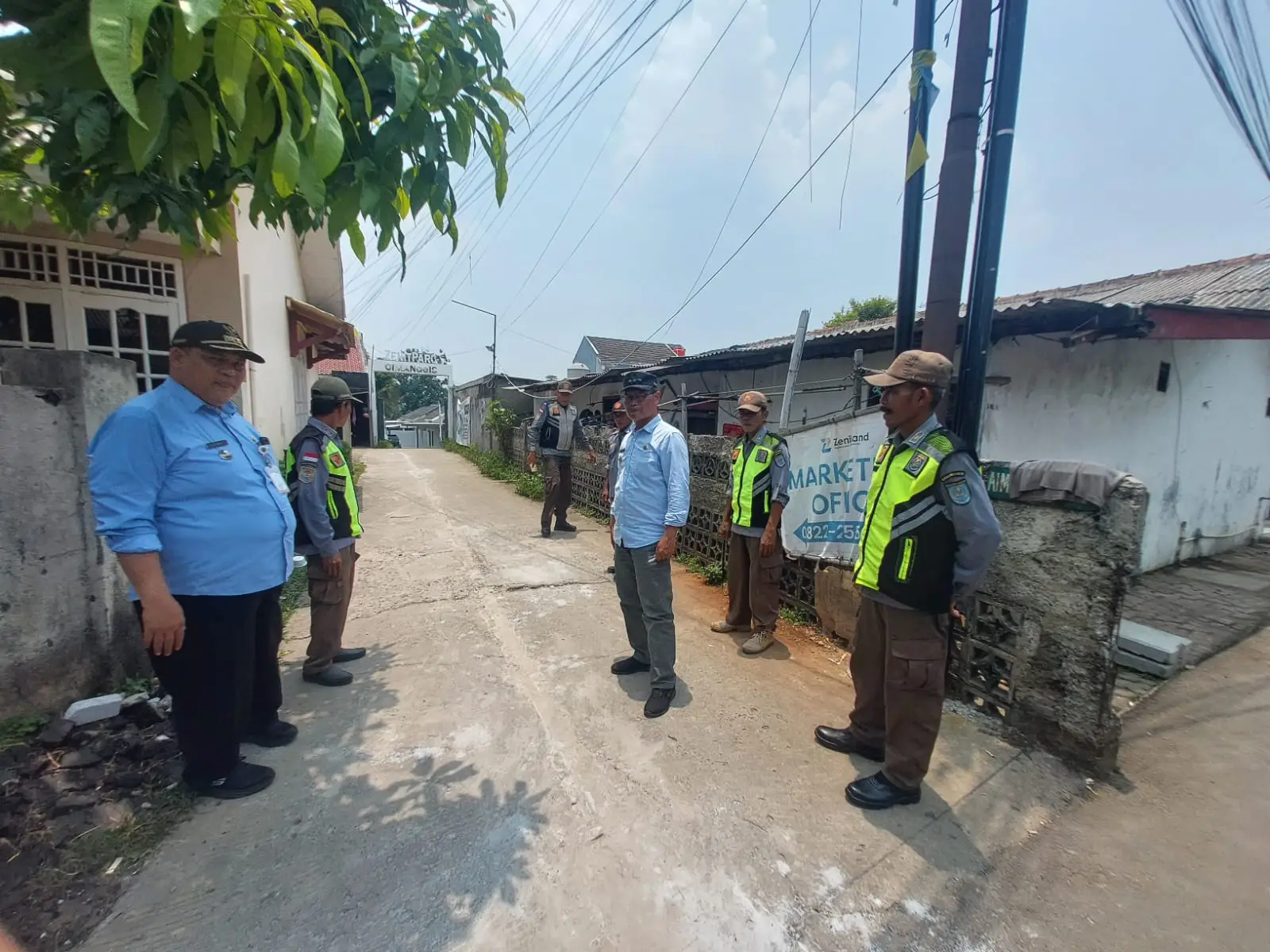 Camat Tapos, Jarkasih, didampingi Lurah Jatijajar, Raden Herdandy, saat meninjau ulang titik konflik antarwarga di RT 07/RW 01, Kelurahan Jatijajar, Kecamatan Tapos pada Selasa (13/10/2026). (Foto: Diskominfo Depok)
