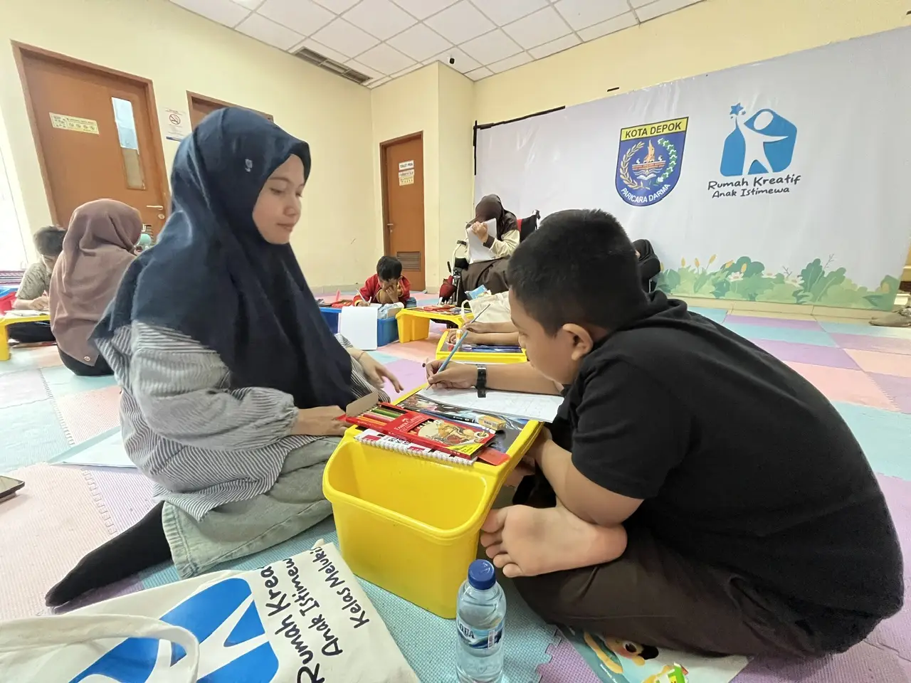 Anak-anak istimewa mengikuti pelatihan melukis pada RKAI gelombang kedua. (Sumber foto: Diskominfo Depok)