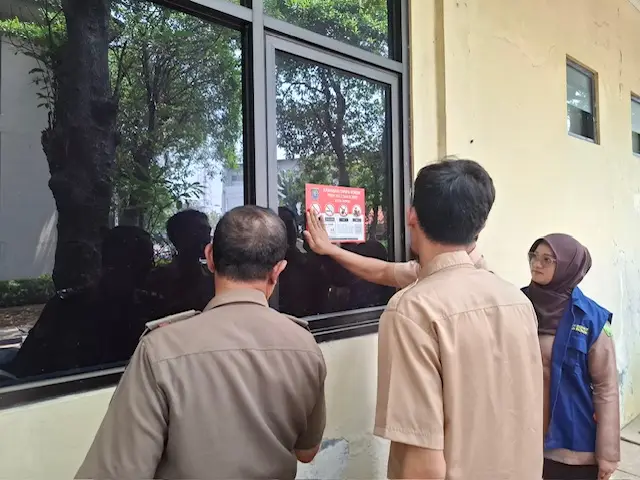 Satgas KTR saat melakukan praktik langsung sidak KTR di kawasan Balai Kota Depok, Rabu (14/10/26). (Foto: Dokumentasi Dinkes Depok).