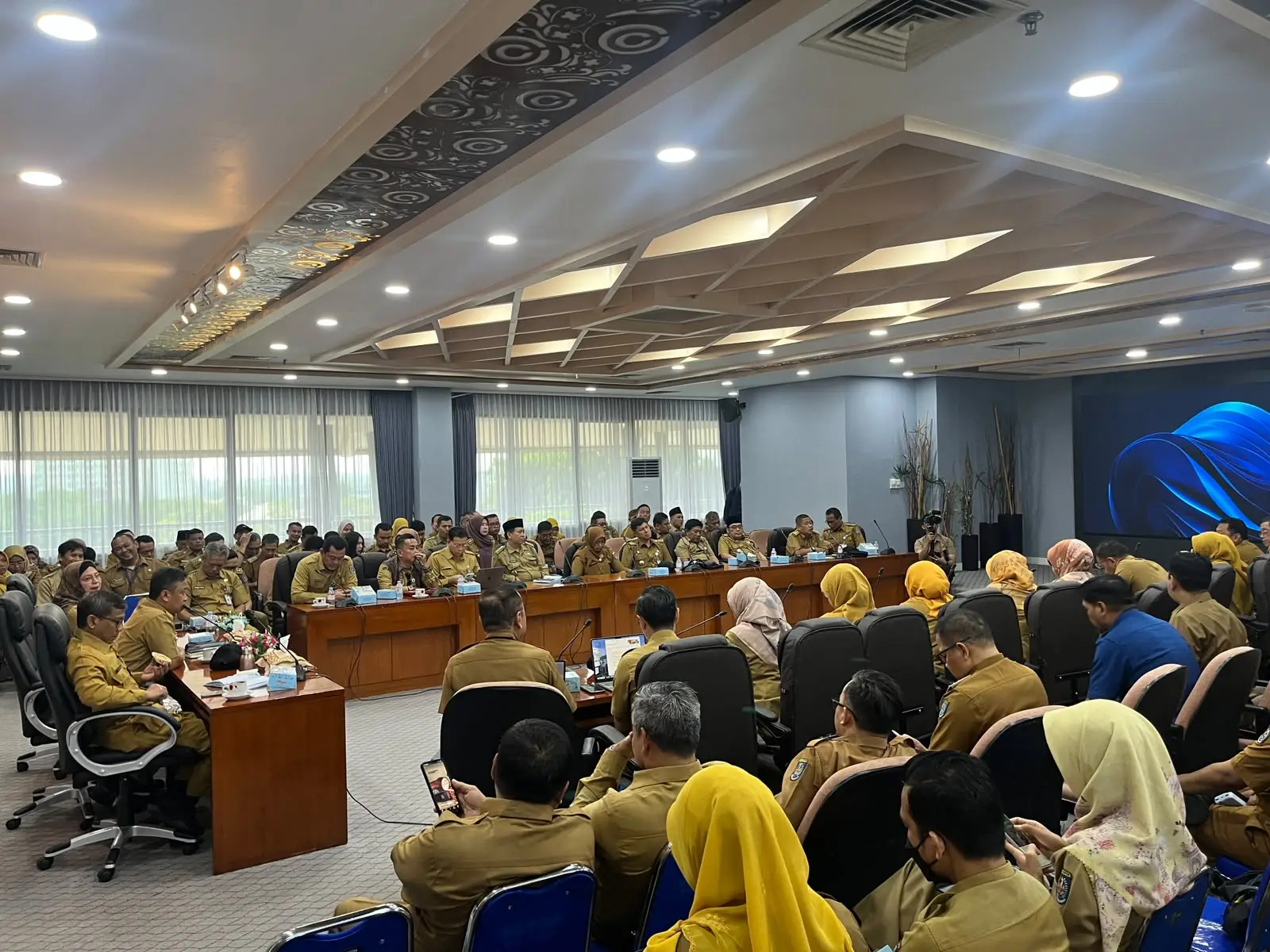 Suasana Rapat Koordinasi (Rakor) bidang infrastruktur yang dihadiri Pemkot Depok, perangkat daerah, camat, serta lurah di Aula Edelweis, lantai 5 Gedung Balai Kota pada Senin (26/10/26). (Foto: Diskominfo Depok)