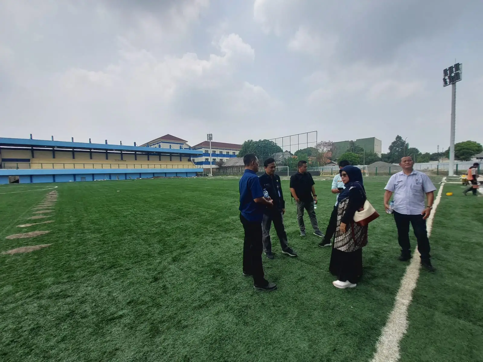 Peninjauan venue area Porprov XV Jabar yang dilakukan oleh PB Porprov XV Jabar untuk Kota Depok di Stadion Mahakam pada Selasa (29/09/26). (Sumber foto: Diskominfo Depok)