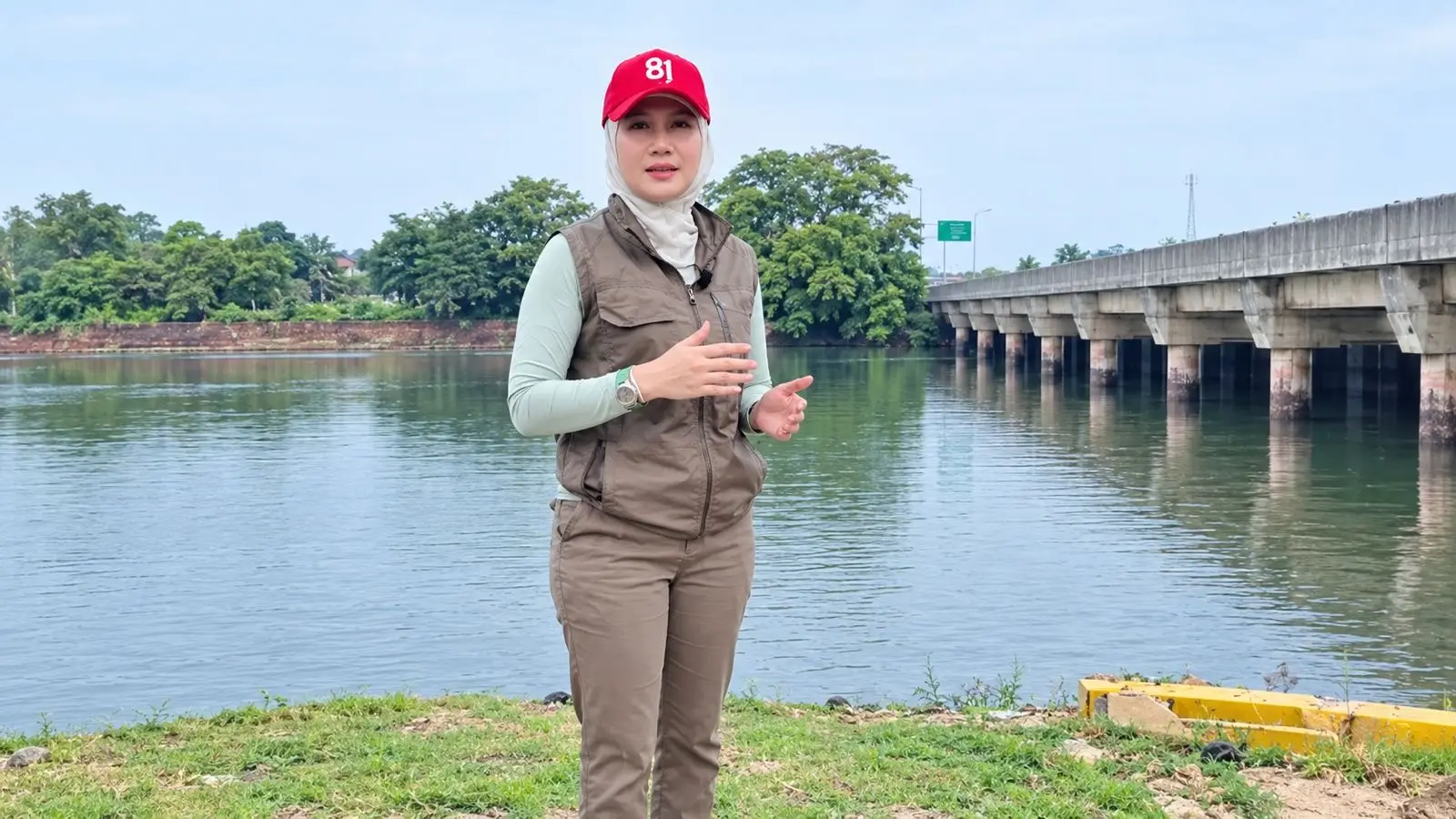 Wakil Ketua Dewan Perwakilan Rakyat Daerah (DPRD) Kota Depok, Yeti Wulandari saat meninjau lokasi Setu Pengarengan, Kecamatan Sukmajaya, Selasa (29/09/26). (Foto: Diskominfo Kota Depok)