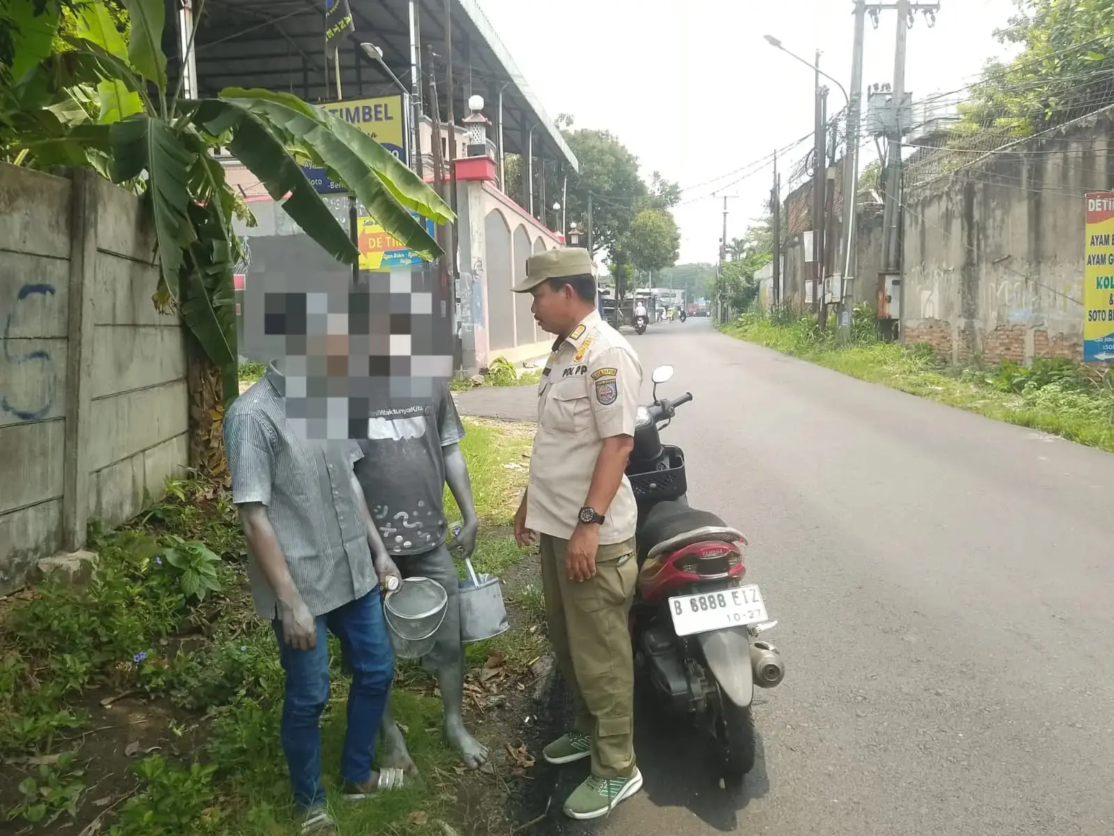 Bersama Dinsos, Satpol PP Kota Depok melaksanakannya kegiatan penjangkauan PPKS di wilayah Kecamatan Tapos, Rabu (30/09/26). (Dok. Satpol PP Kota Depok)