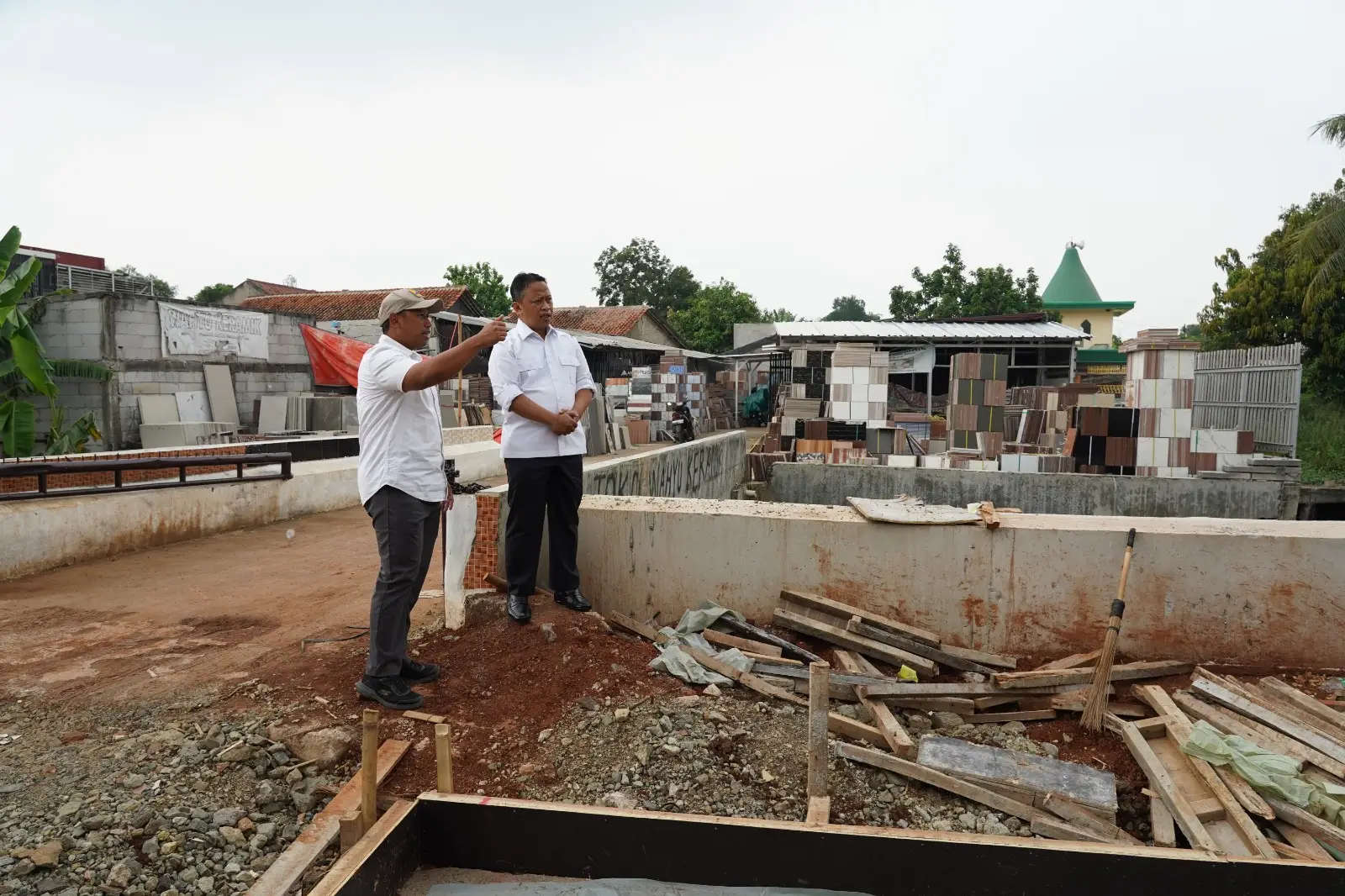 Peninjauan progres pelebaran Jalan Raya Cipayung dilakukan oleh Wali Kota Depok Supian Suri yang didampingi oleh Kepala DPUPR Yodi Joko Bintoro, Selasa (27/10/26). (Foto: Humas Dokpim)