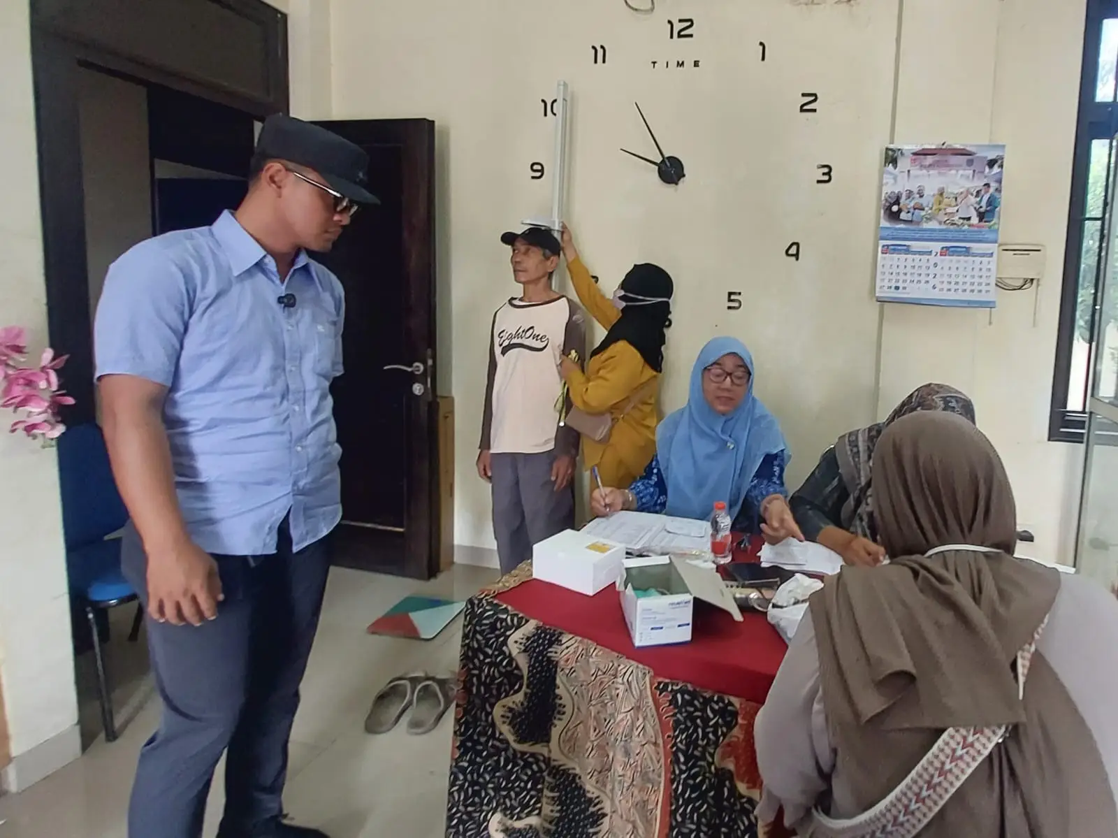 Lurah Cilangkap, Ghalih Catur Prasetya, meninjau langsung pelaksanaan program CIMORI di Kantor Kelurahan Cilangkap pada Selasa (05/10/26). (Foto: Diskominfo Depok)
