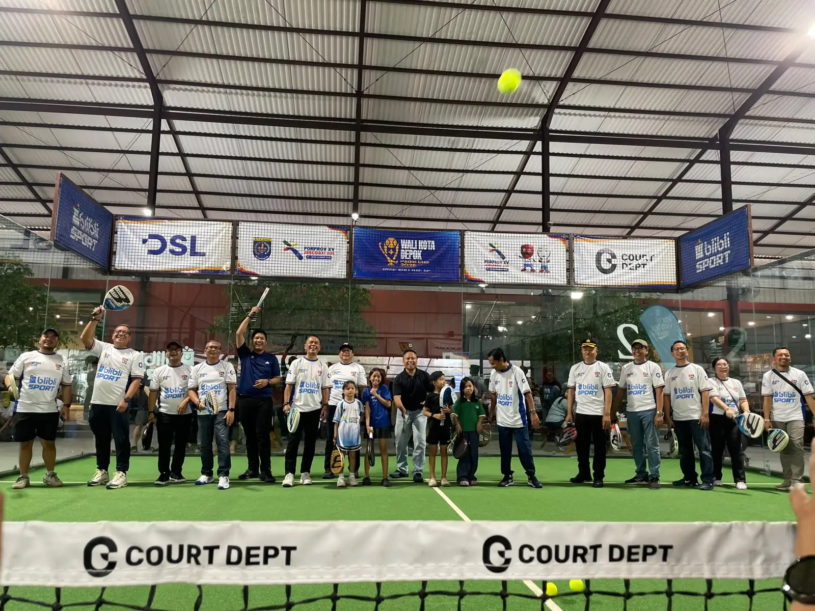 Wali Kota Depok, Supian Suri, menandai pembukaan turnamen Wali Kota Depok Padel Cup 2026 melalui pemukulan servis pertama bersama jajaran Forkopimda di Court Dept Hause, Jalan Siliwangi, Pancoran Mas, Depok, pada Minggu (18/10/2026). (Foto: Diskominfo Depok)