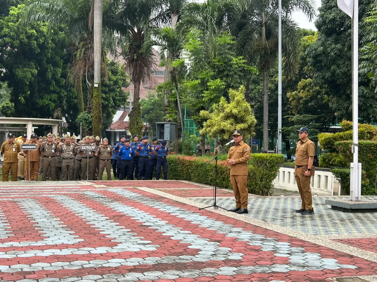 Wali Kota Depok, Supian Suri memimpin Apel Pagi di Lapangan Balai Kota Depok, Senin, (12/10/26). (Sumber foto: Diskominfo Depok)