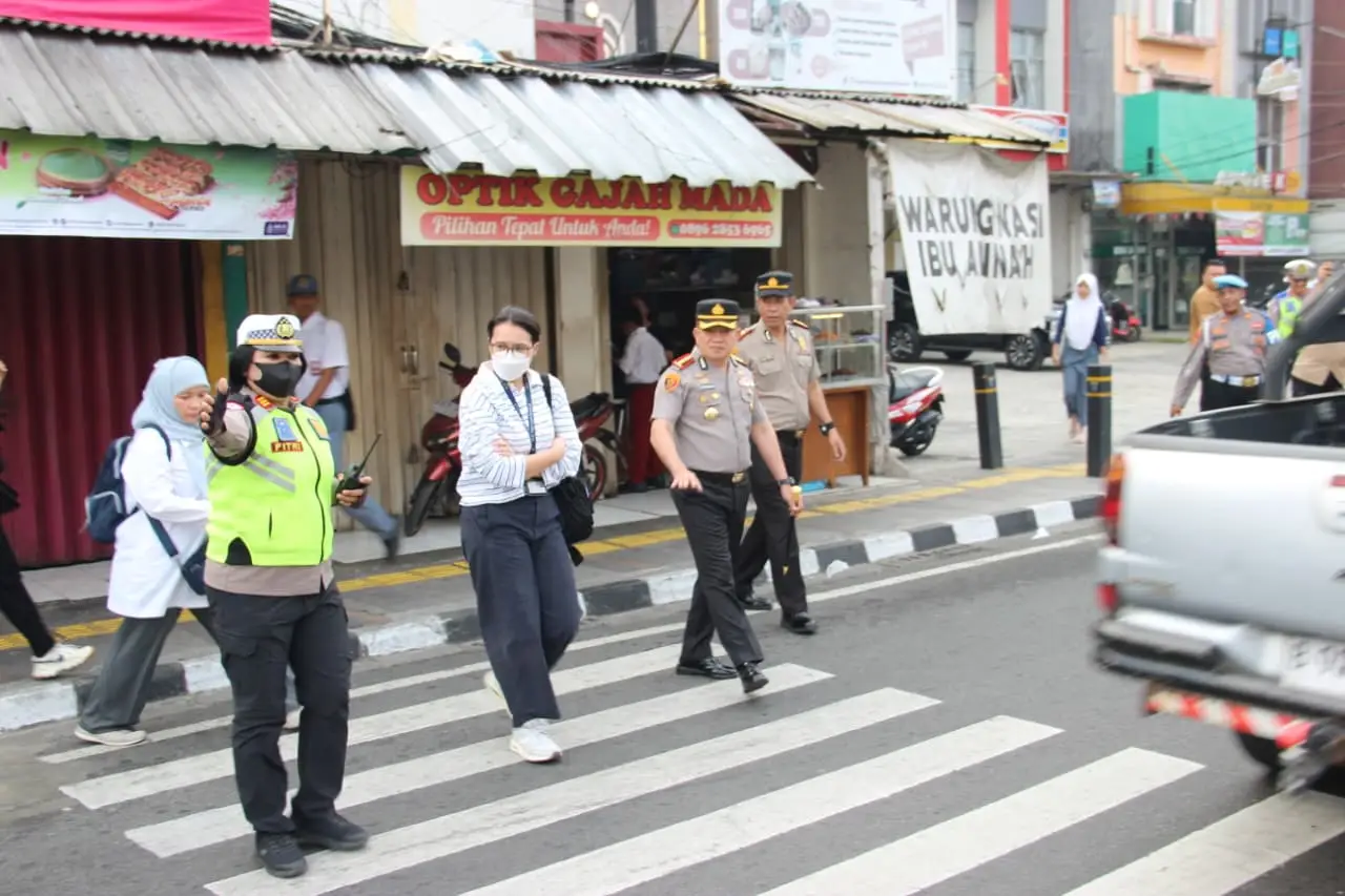 Kapolres Metro Depok, Kombes Pol Christian Rony Putra, bersama Kasat Lantas, Kapolsek Pancoran Mas, dan personel Satlantas turun langsung mengatur lalu lintas di Jalan Nusantara Raya, Kota Depok. (Foto: Humas Polres Metro Depok)