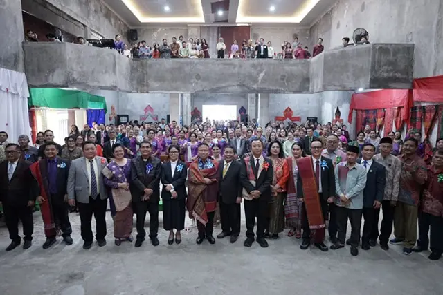 Wali Kota Depok Supian Suri bersama para jemaat HKBP Limo usai meresmikan bangunan rumah ibadah, Minggu (25/10/26). (Foto: Humas Depok)