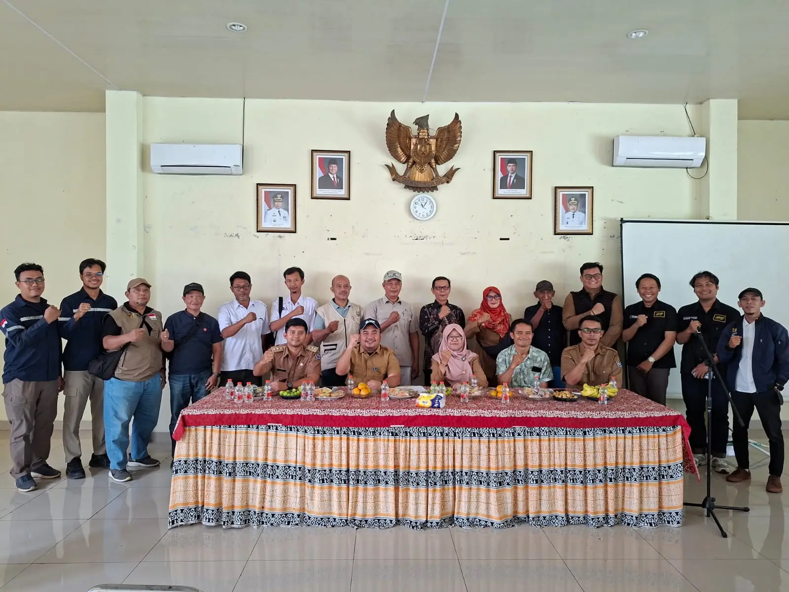 Dinas PUPR menggelar sosialisasi terkait rencana perbaikan turap SeCawan bersama warga setempat di Aula Kantor Kelurahan Pancoran Mas pada Senin (05/10/26). (Foto: Diskominfo Depok)