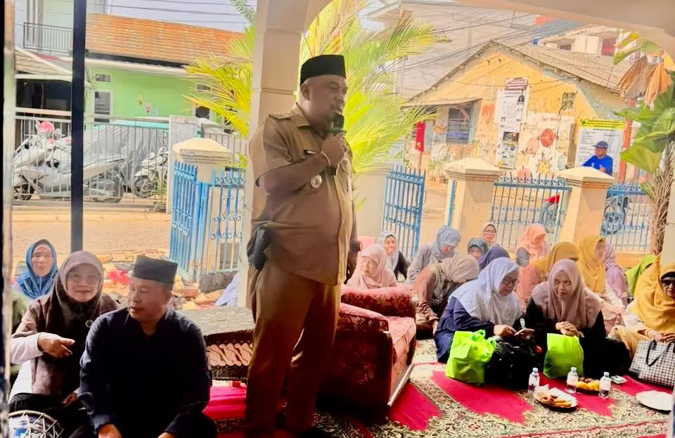 Lurah Beji, Samsu Sadikin, menyapa warga melalui sambutannya dalam peringatan Maulid Nabi di daerah Beji beberapa waktu lalu. (Foto: Dok. Narasumber)