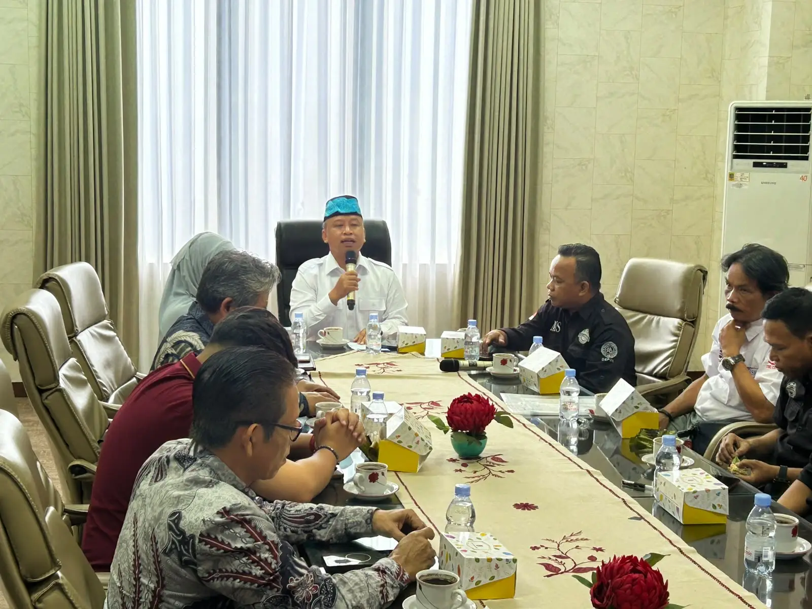 Penandatanganan Perjanjian Bersama antara Serikat Pekerja PT Bumiputera Wisata (Hotel Bumi Wiyata) dan pihak manajemen berlangsung di Ruang Bougenville pada Selasa (13/10/26), disaksikan langsung oleh Wali Kota Depok, Supian Suri. (Sumber foto: Diskominfo Depok)