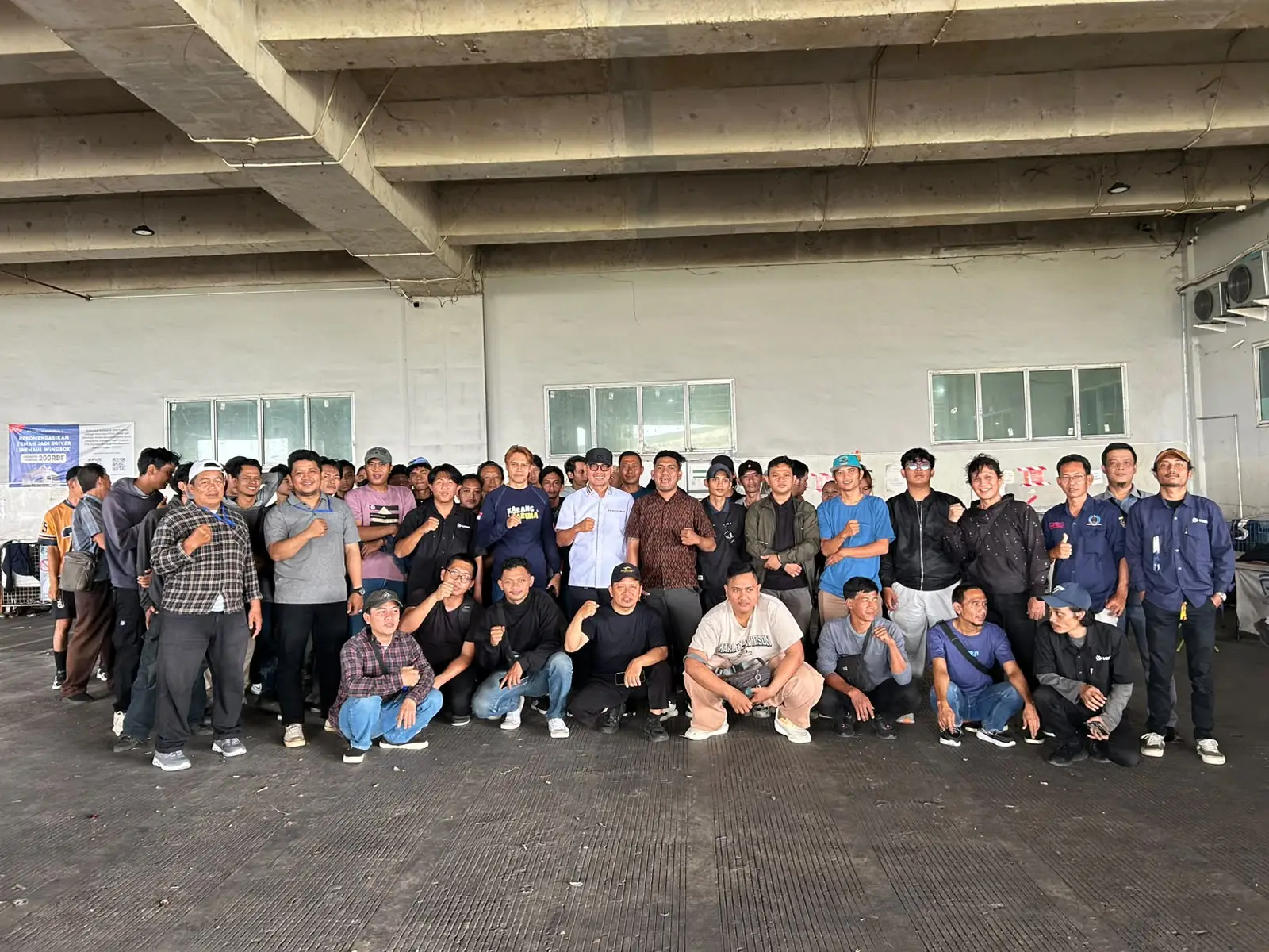 Lurah Cilangkap, Ghalih Catur Prasetya bersama penanggung jawab PT UBGM Depok DC, Ansel dan peserta rekrutmen terbuka dari Kelurahan Cilangkap. (Sumber foto: Diskominfo Depok)