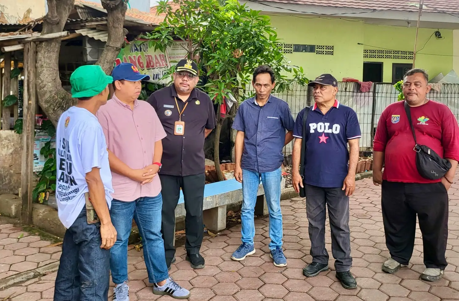 Lurah Beji, Samsu Sadikin, bersama Anggota Dewan Perwakilan Rakyat Daerah (DPRD) Kota Depok, Imam Turidi, mengunjungi Situ Pladen, Kamis (29/10/26). (Foto: Dok. Narasumber)