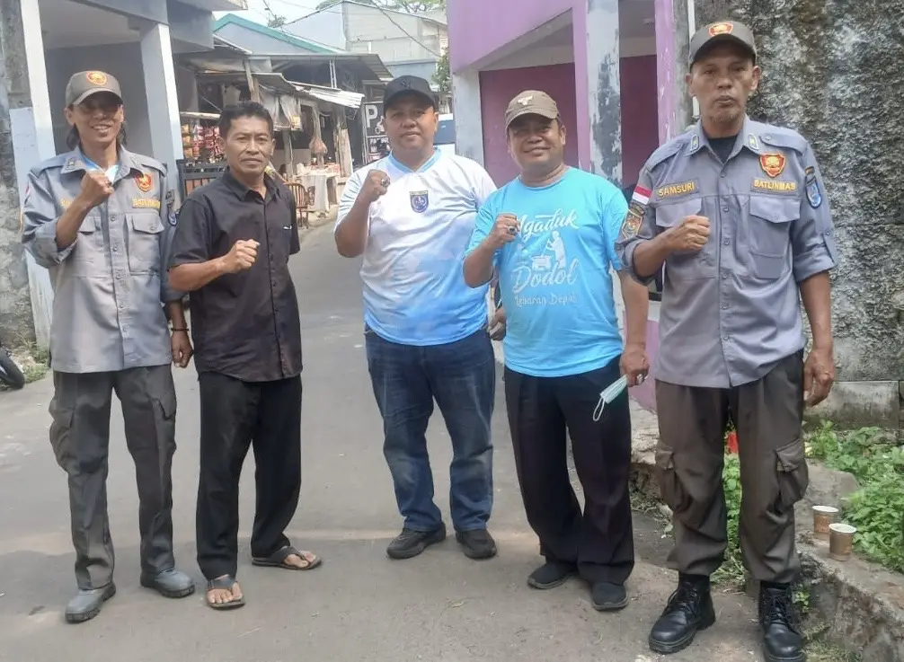 Lurah Kemiri Muka, Bahrul Ulum (kedua dari kanan). (Foto: Dokumentasi Narasumber)
