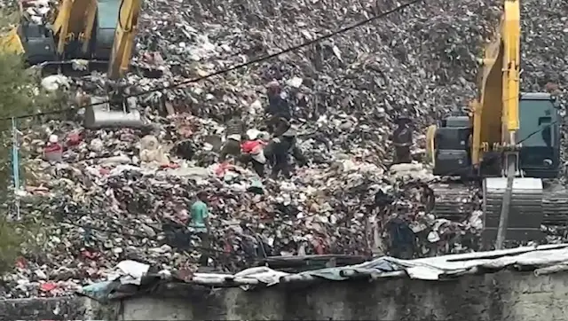 Potret proses pengerukan sampah di TPA Cipayung. (Sumber: Dokumentasi Narasumber)