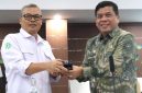 Mangguluang Mansur resmi dilantik sebagai Komisaris Utama PT. Tirta Asasta Depok. Dalam momen tersebut, M. Olik Abdul Holik selaku Dirut PT. Tirta Asasta Depok (kiri) menyampaikan ucapan selamat atas bergabungnya beliau. (Foto: Jurnal Depok)