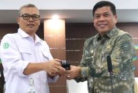 Mangguluang Mansur resmi dilantik sebagai Komisaris Utama PT. Tirta Asasta Depok. Dalam momen tersebut, M. Olik Abdul Holik selaku Dirut PT. Tirta Asasta Depok (kiri) menyampaikan ucapan selamat atas bergabungnya beliau. (Foto: Jurnal Depok)