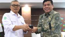 Mangguluang Mansur resmi dilantik sebagai Komisaris Utama PT. Tirta Asasta Depok. Dalam momen tersebut, M. Olik Abdul Holik selaku Dirut PT. Tirta Asasta Depok (kiri) menyampaikan ucapan selamat atas bergabungnya beliau. (Foto: Jurnal Depok)