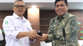 Mangguluang Mansur resmi dilantik sebagai Komisaris Utama PT. Tirta Asasta Depok. Dalam momen tersebut, M. Olik Abdul Holik selaku Dirut PT. Tirta Asasta Depok (kiri) menyampaikan ucapan selamat atas bergabungnya beliau. (Foto: Jurnal Depok)