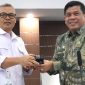 Mangguluang Mansur resmi dilantik sebagai Komisaris Utama PT. Tirta Asasta Depok. Dalam momen tersebut, M. Olik Abdul Holik selaku Dirut PT. Tirta Asasta Depok (kiri) menyampaikan ucapan selamat atas bergabungnya beliau. (Foto: Jurnal Depok)