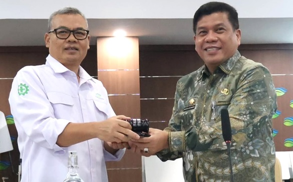 Mangguluang Mansur resmi dilantik sebagai Komisaris Utama PT. Tirta Asasta Depok. Dalam momen tersebut, M. Olik Abdul Holik selaku Dirut PT. Tirta Asasta Depok (kiri) menyampaikan ucapan selamat atas bergabungnya beliau. (Foto: Jurnal Depok)