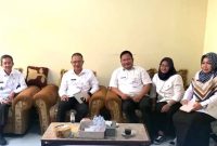 Kepala BKPSDM Kota Depok, Endra, mendatangi salah satu kelurahan di Depok bersama timnya. (Foto: Jurnal Depok)