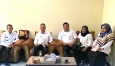 Kepala BKPSDM Kota Depok, Endra, mendatangi salah satu kelurahan di Depok bersama timnya. (Foto: Jurnal Depok)
