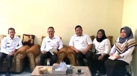 Kepala BKPSDM Kota Depok, Endra, mendatangi salah satu kelurahan di Depok bersama timnya. (Foto: Jurnal Depok)