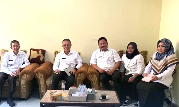 Kepala BKPSDM Kota Depok, Endra, mendatangi salah satu kelurahan di Depok bersama timnya. (Foto: Jurnal Depok)